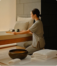 Terapis menyiapkan handuk dan perlengkapan spa