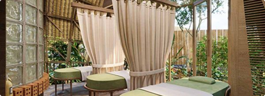 Area treatment outdoor dengan tirai dan pepohonan