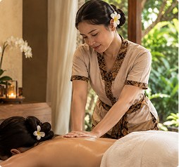 Terapis memberikan body massage